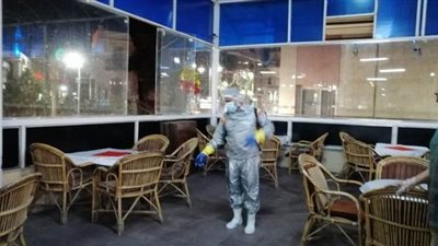 لمواجهة كورونا.. تعقيم مقاهي وسط مدينة قنا | صور