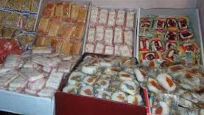 مصادرة 63 ألف قطعة حلوى مجهولة المصدر داخل مصنع بالسلام