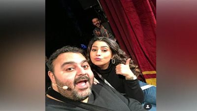 أيتن عامر وشيكو في كواليس مسرحية 