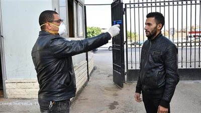 قياس درجات الحرارة للعاملين بنادى المقاولون العرب للوقاية من كورونا | صور