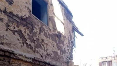 إخلاء منزل بعد انهيار آخر قديم مجاور له وتحطم سيارة بالقليوبية