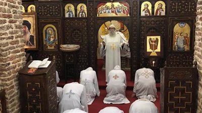 في ذكرى رحيل البابا شنودة..الأنبا بيمن يترأس أول قداس إلهي عقب عودته من رحلة علاج| صور