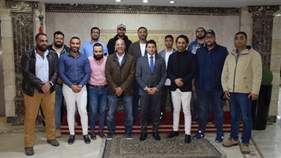 وزير الرياضة يكرم الشباب المتطوعين بسياراتهم لإنقاذ العالقين جراء السيول | صور