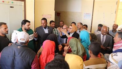 نائب محافظ الوادي الجديد تتفقد قرى المرحلة الأولى من درب الأربعين | صور