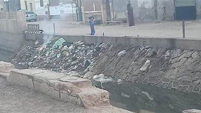 تراكم القمامة على بحر تنهلة يهدد تلاميذ مدرسة التقوى بالفيوم