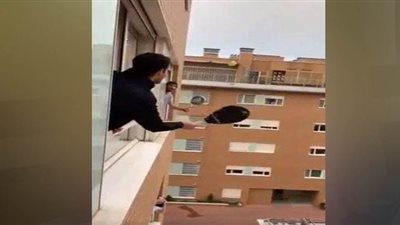 ركوب قطار فى المرحاض.. بريطانيون يسخرون من كورونا داخل الحجر المنزلى|صور