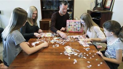 عملية انتحارية.. حكاية 3 أبطال يضحون بحياتهم لإنقاذ البشرية من كورونا| صور