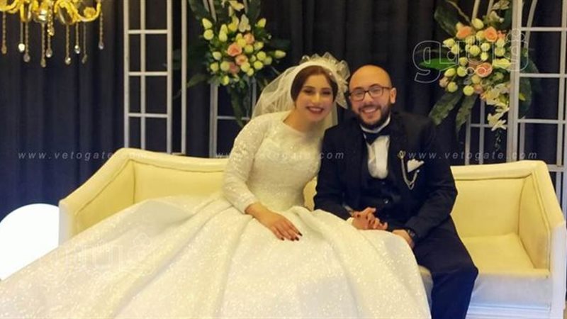 عروسان يحتفلان بزفافهما
