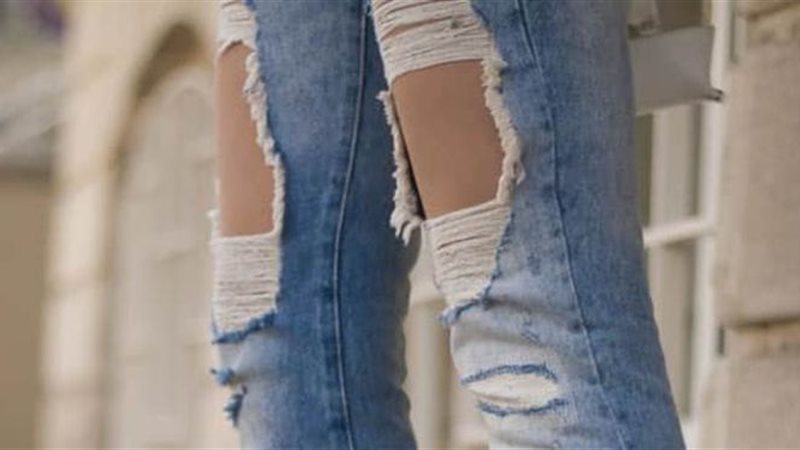 رؤية الملابس الممزقة