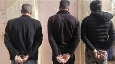 النيابة تأمر بضبط وإحضار ٣ متهمين بمحاولة تهريب مواد مخدرة في المطار