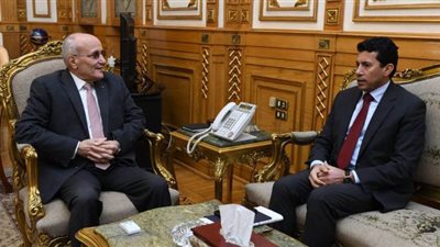 “المصرية لصناعة المستلزمات الرياضية” تبحث آليات تشغيل مصنع النجيل الصناعي