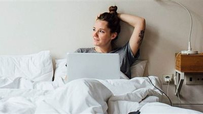 بعد الاضطرار للبقاء بالمنزل بسبب كورونا.. باحثون: العمل من السرير ضار بالصحة