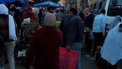 ازدحام المواطنين على الأسواق في الإسكندرية رغم التحذيرات لمواجهة فيروس كورونا | صور