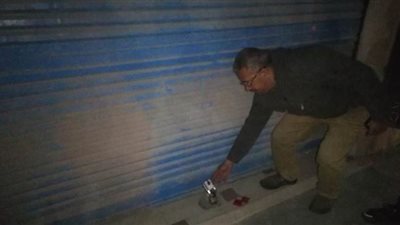 حي العجمي يشمع المحال المخالفة لقرار الغلق | صور