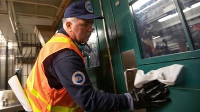 دراسة تكشف عن عُمْر فيروس كورونا في الهواء وعلى الأسطح