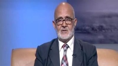 حكم الشرع فيمن يعلق على كلام الإمام أثناء صلاة الجمعة؟