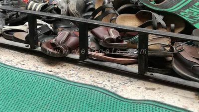 تراكم أحذية المصلين خارج المساجد في عين شمس رغم توفير أكياس بلاستيك | فيديو