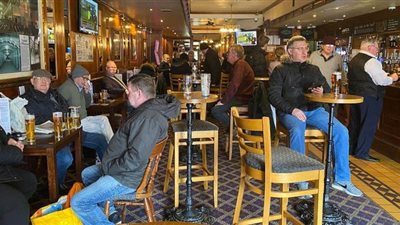 غضب في بريطانيا بسبب احتفالات الشباب داخل الحانات وسط مخاوف من كورونا| صور