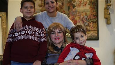 أمهات الخمسينات Vs التسعينات.. كيف تربي الأم والجدة الأبناء | فيديو