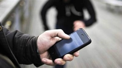  ضبط عاطلين لقيامهما بسرقة هاتف محمول من مالكه بالإكراه بالنزهة