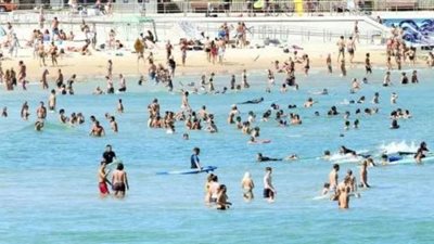 أستراليون يملئون الشواطئ وسط تحذيرات الحكومة من كورونا | صور