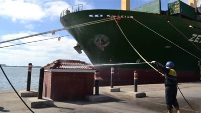 فتح بوغاز ميناءي الإسكندرية والدخيلة وانتظام حركة السفن والشاحنات والبضائع