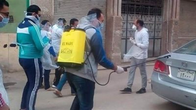 لمواجهة كورونا.. شباب المعنا يعقمون المنازل والشوارع بقنا