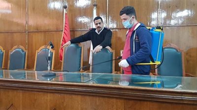 تعقيم قاعات المحاكم ومكاتب الموظفين لتجنب انتشار فيروس كورونا