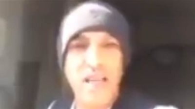 مصري بإيطاليا باكياً ومحذراً المصريين: التزموا منازلكم تجنباً لكارثة | فيديو