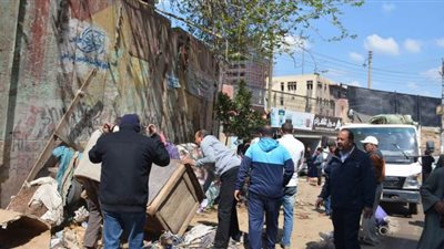حملات لإزالة الإشغالات والباعة الجائلين بمناطق التجمعات في بنها
