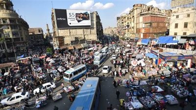 سوق العتبة يتحدى كورونا.. زحام وتكدس الباعة والزبائن| صور