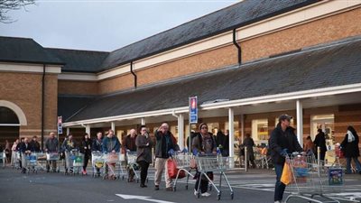 متاجر بريطانيا تستعين بالشرطة للسيطرة على جحافل المتسوقين | فيديو وصور