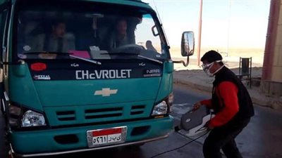 رش وتعقيم سيارات نقل الركاب والأجرة القادمة للوادى الجديد | صور