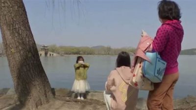 الصينيون يخرجون للمتنزهات والأسواق بعد احتواء أزمة كورونا | فيديو