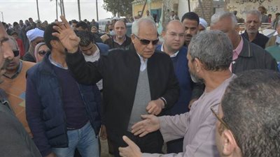 محافظ الجيزة يبحث حلول تأمين القرى من مخاطر السيول| صور