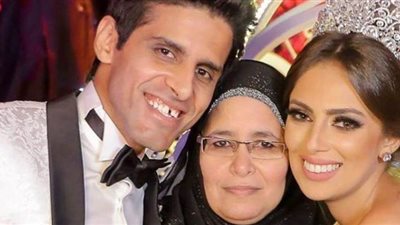 حمدي المرغني يحتفل بعيد الأم مع والدته وزوجته 