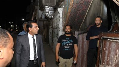 نائب محافظ قنا في جولة ليلية بالشوارع ويوجه بتطبيق القانون تجاه المخالفين | صور