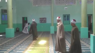 أوقاف قنا: ملتزمون بتعليق صلاة الجماعة ومستمرون بتطهير وتعقيم المساجد|صور