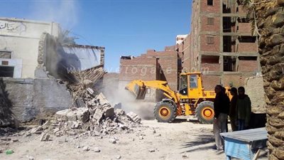 الوادى الجديد تزيل منزلين آيلين للسقوط فى الخارجة | صور