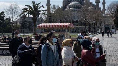 الأتراك يقبلون على شراء سوائل المخللات لمكافحة فيروس كورونا