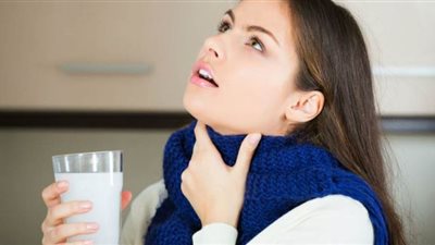 هل الغرغرة بالماء والملح تقتل كورونا؟ استشاري مناعة يجيب | فيديو