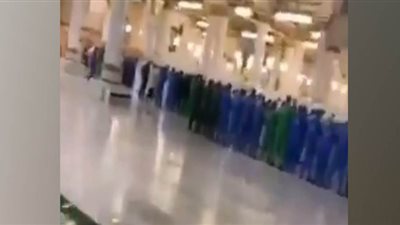 فيديو مؤثر يظهر الإمام وعمال النظافة فقط يؤدون الصلاة بالمسجد النبوي بسبب كورونا