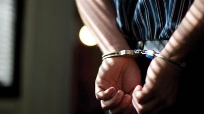 القبض على عاطل بحوزته هيروين وسلاح نارى فى النزهة 