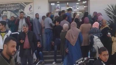 رغم التحذير من كورونا.. زحام شديد على مكتب بريد زفتى