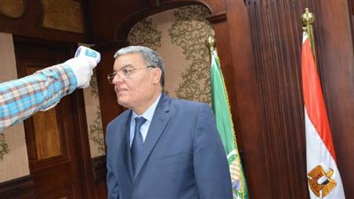 محافظ المنيا يخضع لكاشف حرارة فيروس كورونا