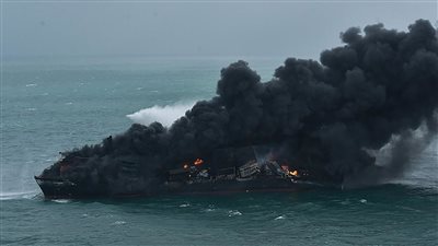 احتراق سفينة إسرائيلية تحمل مواد خطرة بكندا|فيديو