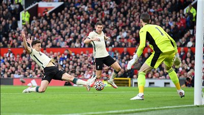 محمد صلاح يسجل هدف ليفربول الثالث في مرمى مانشستر يونايتد 