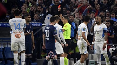 أهداف ملغاة وطرد وتوقف بسبب الشماريخ.. تعادل مثير بين باريس سان جيرمان ومارسيليا
