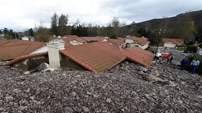  انقطاع الكهرباء وانهيارات أرضية بكاليفورنيا