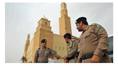 اعتقال 5 شباب صوروا مشاهد تمثيلية بزي نسائي في السعودية